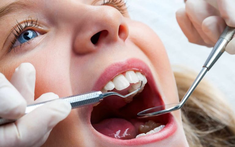دندان شیری؛ چه زمانی باید بیفتد و چه زمانی مداخله لازم است؟